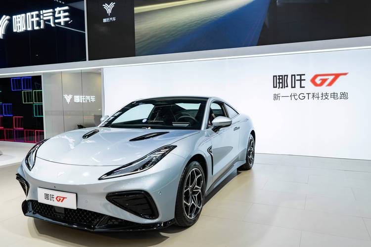 重庆288哪吒汽车在智能汽车领域的表现，领途汽车在新能源汽车市场中的影响力